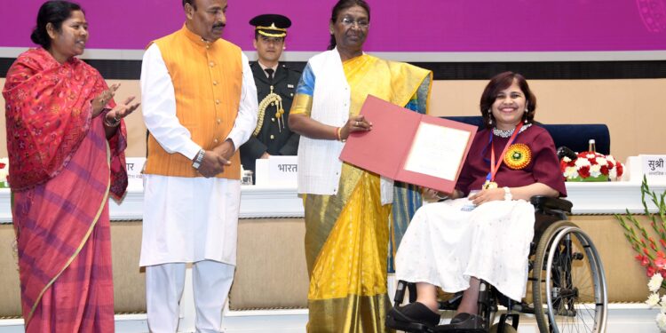 राष्ट्रपति श्रीमती द्रौपदी मुर्मू ने दिव्यांगजन सशक्तिकरण के लिए वर्ष 2023 के राष्ट्रीय पुरस्कार प्रदान किए