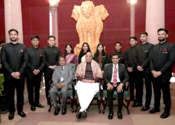 उभरती जरूरतों के अनुरूप खुद को ढालें और राष्ट्र के विकास हेतु रचनात्मकता, ईमानदारी एवं प्रतिबद्धता के साथ हर चुनौती से निपटें: रक्षा मंत्री 