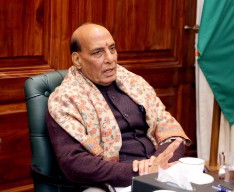 उभरती जरूरतों के अनुरूप खुद को ढालें और राष्ट्र के विकास हेतु रचनात्मकता, ईमानदारी एवं प्रतिबद्धता के साथ हर चुनौती से निपटें: रक्षा मंत्री