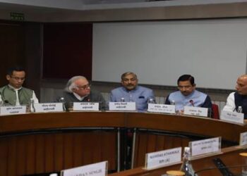 सरकार ने संसद के 4 दिसम्‍बर से शुरू हो रहे शीतकालीन सत्र से पूर्व सदन में विभिन्न राजनीतिक दलों के नेताओं के साथ बैठक की