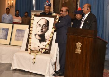 राज्यपाल डॉ. सी. वी. आनंद बोस ने राजभवन, कोलकाता में नेताजी सुभाष चंद्र बोस की जयंती पर उन्हें पुष्पांजलि अर्पित की