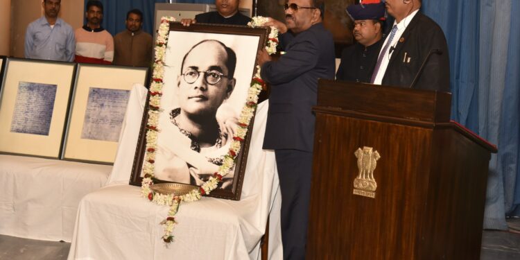 राज्यपाल डॉ. सी. वी. आनंद बोस ने राजभवन, कोलकाता में नेताजी सुभाष चंद्र बोस की जयंती पर उन्हें पुष्पांजलि अर्पित की