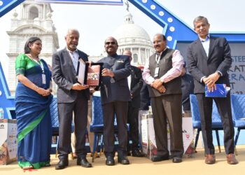 नोबेल पुरस्कार विजेता अब्दुलरज़ाक गुरनाह ने राज्यपाल डॉ. सी. वी. आनंद बोस द्वारा लिखी गई लघु कहानी संग्रह की जारी