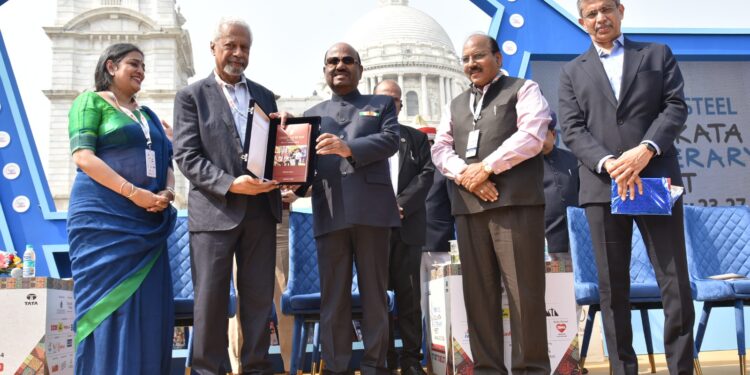 नोबेल पुरस्कार विजेता अब्दुलरज़ाक गुरनाह ने राज्यपाल डॉ. सी. वी. आनंद बोस द्वारा लिखी गई लघु कहानी संग्रह की जारी