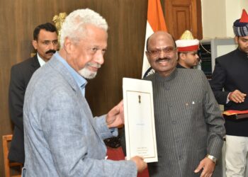 नोबेल पुरस्कार विजेता अब्दुलरज़ाक गुरनाह ने राज्यपाल डॉ. सी. वी. आनंद बोस की लघु कहानी संग्रह का विमोचन क‍िया