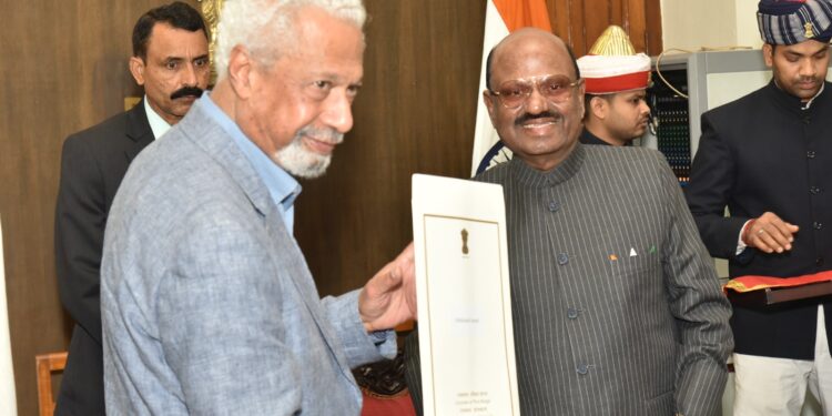 नोबेल पुरस्कार विजेता अब्दुलरज़ाक गुरनाह ने राज्यपाल डॉ. सी. वी. आनंद बोस की लघु कहानी संग्रह का विमोचन किया