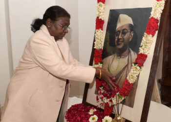राष्ट्रपति श्रीमती द्रौपदी मुर्मू ने नेताजी सुभाष चंद्र बोस की जयंती पर उन्हें पुष्पांजलि अर्पित की