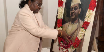 राष्ट्रपति श्रीमती द्रौपदी मुर्मू ने नेताजी सुभाष चंद्र बोस की जयंती पर उन्हें पुष्पांजलि अर्पित की
