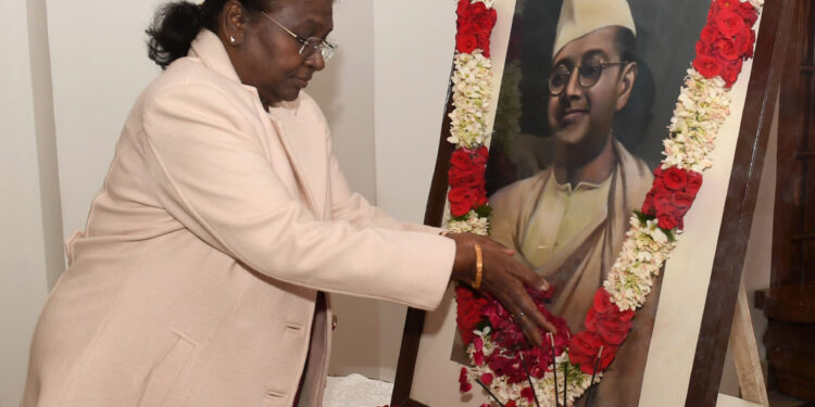 राष्ट्रपति श्रीमती द्रौपदी मुर्मू ने नेताजी सुभाष चंद्र बोस की जयंती पर उन्हें पुष्पांजलि अर्पित की