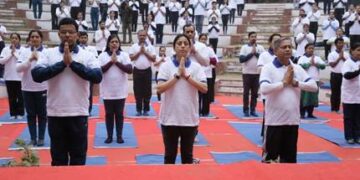 मोरारजी देसाई राष्ट्रीय योग संस्थान में सूर्य नमस्कार प्रदर्शन ने सैकड़ों योग उत्साही लोगों को किया आकर्षित