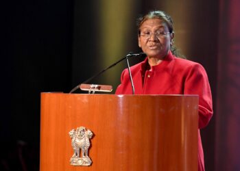 मैं देश के सभी युवाओं से आग्रह करती हूं कि वे भारत को विश्व का सबसे साफ-सुथरा देश बनाने के बड़े लक्ष्य के साथ आगे बढ़ें और स्वर्णिम भारत का निर्माण करें : राष्ट्रपति