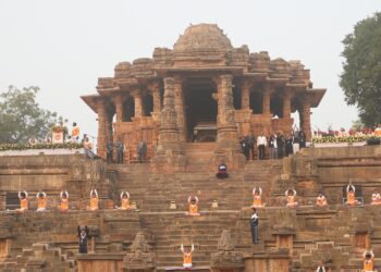 प्रधानमंत्री ने 108 स्थानों पर सबसे अधिक लोगों द्वारा एक साथ सूर्य नमस्कार करने का विश्व रिकॉर्ड बनाने के लिए गुजरात को दी बधाई