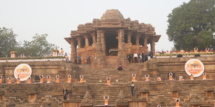 प्रधानमंत्री ने 108 स्थानों पर सबसे अधिक लोगों द्वारा एक साथ सूर्य नमस्कार करने का विश्व रिकॉर्ड बनाने के लिए गुजरात को दी बधाई