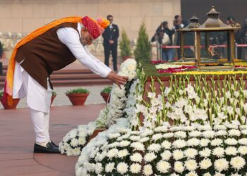 प्रधानमंत्री ने राष्ट्रीय समर स्मारक पर श्रद्धांजलि अर्पित की