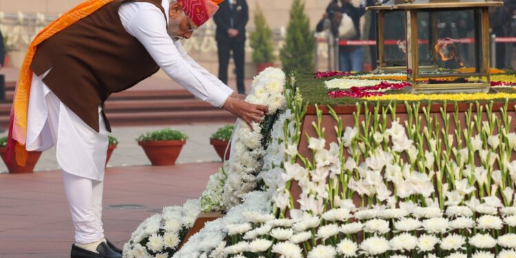 प्रधानमंत्री ने राष्ट्रीय समर स्मारक पर श्रद्धांजलि अर्पित की