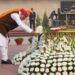 प्रधानमंत्री ने राष्ट्रीय समर स्मारक पर श्रद्धांजलि अर्पित की