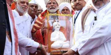 प्रधानमंत्री ने महाराष्ट्र के नासिक स्थित श्री कालाराम मंदिर में दर्शन और पूजा की