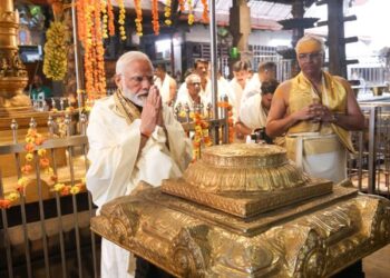 प्रधानमंत्री का विभिन्न तीर्थस्थलों का दौरा और उन्‍होंने विभिन्न भाषाओं में रामायण का पाठ सुना