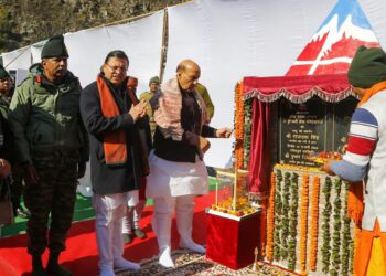 “हम देश की सुरक्षा आवश्यकताओं को ध्यान में रखते हुए सीमावर्ती क्षेत्र के विकास के लिए प्रतिबद्ध हैं”: रक्षा मंत्री