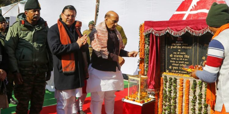 “हम देश की सुरक्षा आवश्यकताओं को ध्यान में रखते हुए सीमावर्ती क्षेत्र के विकास के लिए प्रतिबद्ध हैं”: रक्षा मंत्री