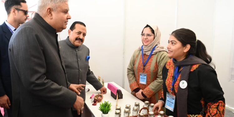 उपराष्ट्रपति ने आज कठुआ में “उत्तर भारत में उभरते स्टार्टअप रुझान” पर बायोटेक स्टार्टअप एक्सपो का किया उद्घाटन