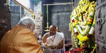 प्रधानमंत्री ने आंध्र प्रदेश  स्थित वीरभद्र मंदिर में दर्शन और पूजा की