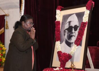 राष्ट्रपति ने पूर्व राष्‍ट्रपति डॉ. ज़ाकिर हुसैन की जयंती पर पुष्‍पांजलि अर्पित की