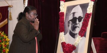 राष्ट्रपति ने पूर्व राष्‍ट्रपति डॉ. ज़ाकिर हुसैन की जयंती पर पुष्‍पांजलि अर्पित की