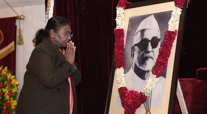 राष्ट्रपति ने पूर्व राष्ट्रपति डॉ. ज़ाकिर हुसैन की जयंती पर पुष्पांजलि अर्पित की