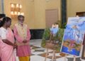 राष्ट्रपति द्रौपदी मुर्मु ने राष्ट्रपति भवन के सांस्कृतिक केंद्र में आयोजित एक कला प्रदर्शनी का किया अवलोकन