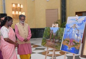 राष्ट्रपति द्रौपदी मुर्मु ने राष्ट्रपति भवन के सांस्कृतिक केंद्र में आयोजित एक कला प्रदर्शनी का किया अवलोकन
