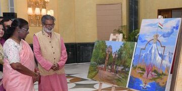 राष्ट्रपति द्रौपदी मुर्मु ने राष्ट्रपति भवन के सांस्कृतिक केंद्र में आयोजित एक कला प्रदर्शनी का किया अवलोकन
