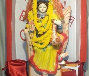 आज बसंत पंचमी, देशभर में की जा रही है स्‍वर की देवी मां सरस्‍वती की पूजा