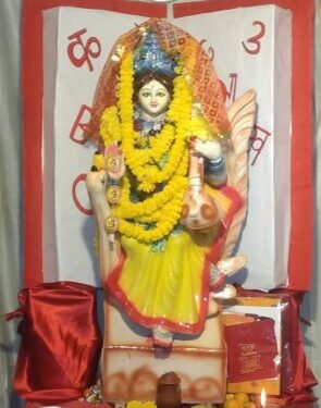 आज बसंत पंचमी, देशभर में की जा रही है स्‍वर की देवी मां सरस्‍वती की पूजा