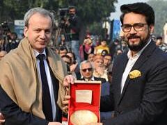 Union Sports Minister Anurag Singh Thakur ने budapest को chess olympiad मशाल सौंपी