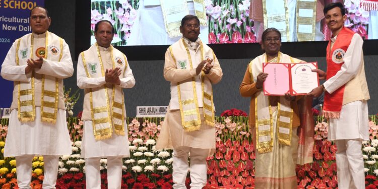 यह सुनिश्चित करना काफी आवश्यक है कि हमारी अर्थव्यवस्था का आधार कृषि यथासंभव बढ़े और इसमें किसी तरह की कोई बाधा न आए : राष्ट्रपति