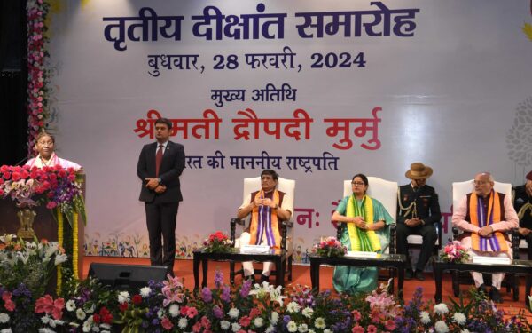 युवाओं के पास न केवल सुनहरे भविष्य को बनाने की अपार संभावनाएं हैं बल्कि साथ ही उनके लिए परिस्थितियां भी अनुकूल हैं : राष्ट्रपति