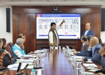 हवाई अड्डों पर आव्रजन और सुरक्षा जांच प्रक्रियाओं को तेज़ करने के लिए हवाईअड्डे के डिज़ाइन में बदलाव और प्रौद्योगिकियों पर जोर