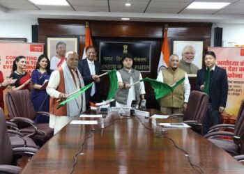 केंद्रीय नागरिक उड्डयन और इस्पात मंत्री श्री ज्योतिरादित्य एम सिंधिया ने अयोध्या से 8 नई उड़ानों को झंडी दिखाई