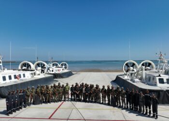 प्रधानमंत्री ने सभी तटरक्षक कर्मियों को उनके स्थापना दिवस पर शुभकामनाएं दीं