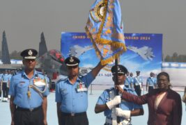 भारत की राष्ट्रपति ने भारतीय वायु सेना की चार इकाइयों को राष्ट्रपति मानक और राष्ट्रपति रंग से सम्मानित किया