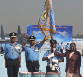भारत की राष्ट्रपति ने भारतीय वायु सेना की चार इकाइयों को राष्ट्रपति मानक और राष्ट्रपति रंग से सम्मानित किया