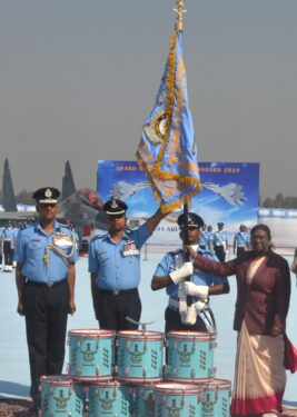 भारत की राष्ट्रपति ने भारतीय वायु सेना की चार इकाइयों को राष्ट्रपति मानक और राष्ट्रपति रंग से सम्मानित किया