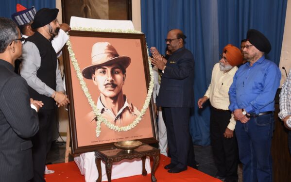 शहीद दिवस के अवसर पर राज्यपाल बोस ने स्वतंत्रता संग्राम के शहीदों को की श्रद्धांजलि अर्पित