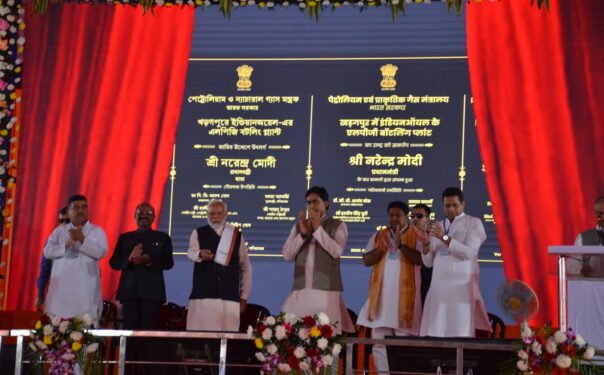“केंद्र सरकार देश के शेष भागों के समान ही पश्चिम बंगाल में भी रेलवे के आधुनिकीकरण के लिए प्रयासरत” : प्रधानमंत्री
