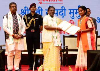 सत्य बोलना, सदाचारपूर्ण व्यवहार करना, स्वाध्याय में लापरवाही न करना, कर्तव्य से विमुख न होना तथा शुभ कार्यों के प्रति सचेत रहना विद्यार्थियों का संकल्प होना चाहिए : राष्ट्रपति