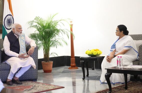 पश्चिम बंगाल की मुख्यमंत्री ने प्रधानमंत्री से भेंट की