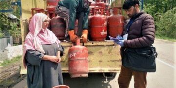 प्रधानमंत्री नरेन्द्र मोदी ने महिला दिवस पर एलपीजी सिलेंडर की कीमतों में 100 रुपये की छूट देने की घोषणा की