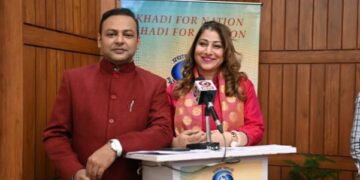 केवीआईसी के अध्यक्ष द्वारा डीडी न्यूज / डीडी इंडिया के कार्यक्रम प्रस्तुतकर्ताओं  (एंकर्स) की वेशभूषा (स्टाइलिंग) पर सहयोग शुरू किया गया