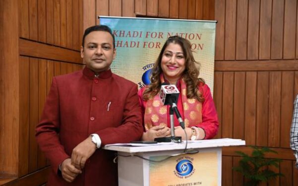 केवीआईसी के अध्यक्ष द्वारा डीडी न्यूज / डीडी इंडिया के कार्यक्रम प्रस्तुतकर्ताओं (एंकर्स) की वेशभूषा (स्टाइलिंग) पर सहयोग शुरू किया गया